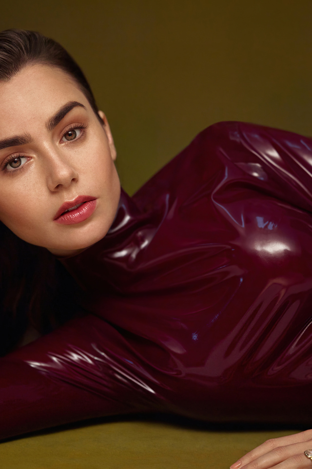 Красивая девушка, актриса Лили Коллинз в кожаном костюме 