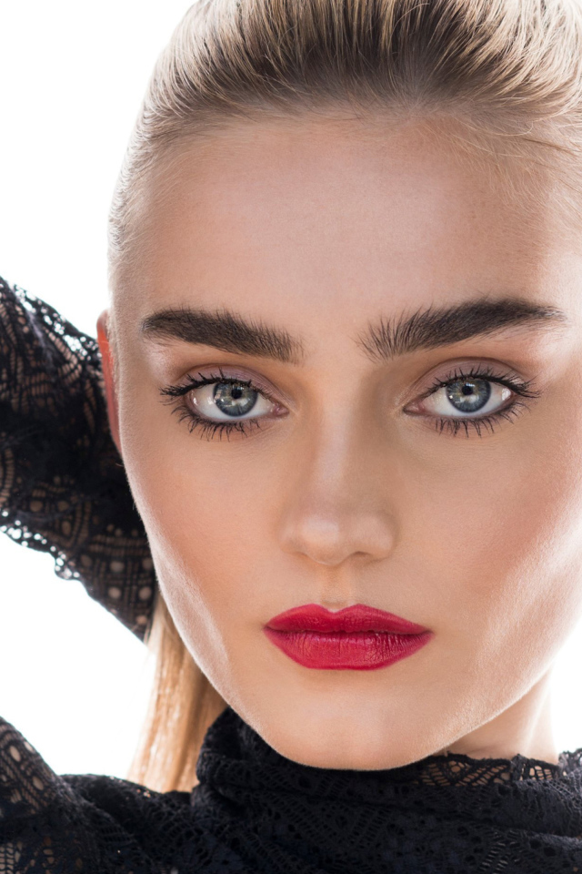 Красивая девушка, актриса Мэг Доннелли на белом фоне