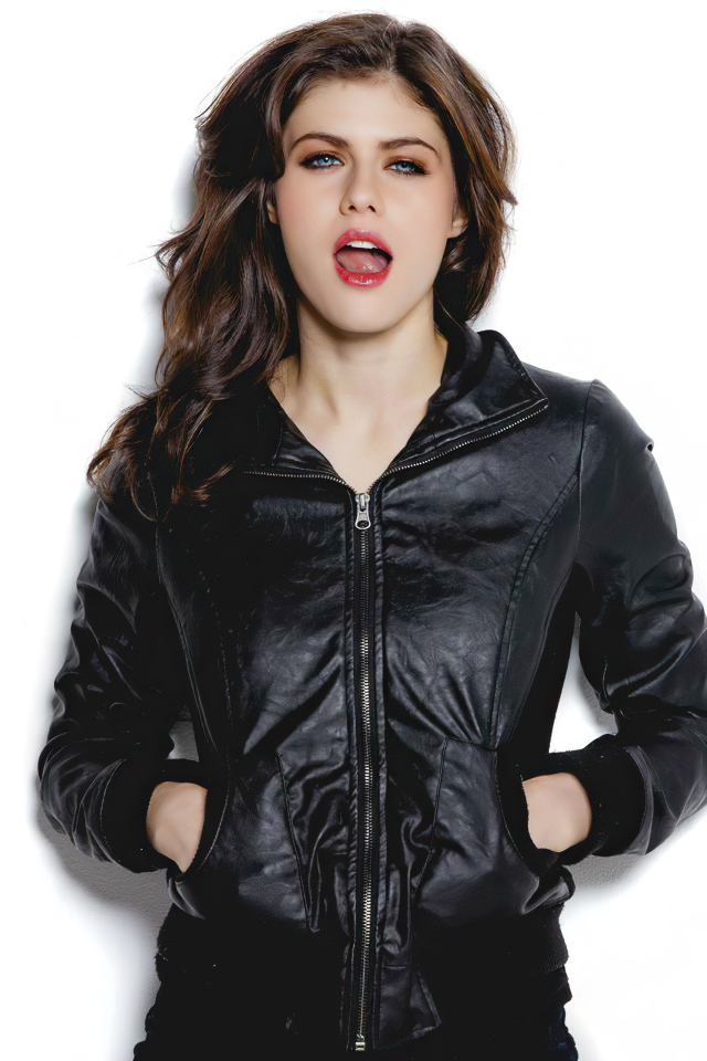 Красивая девушка, популярная актриса Александра Даддарио в черной куртке на белом фоне