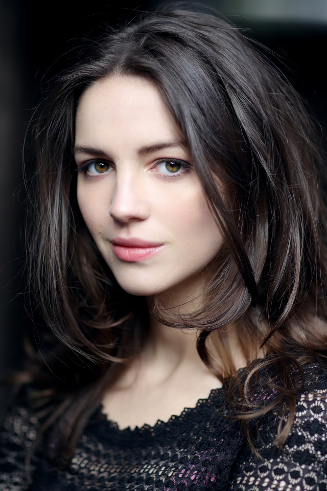 Красивая девушка актриса Элла Хант