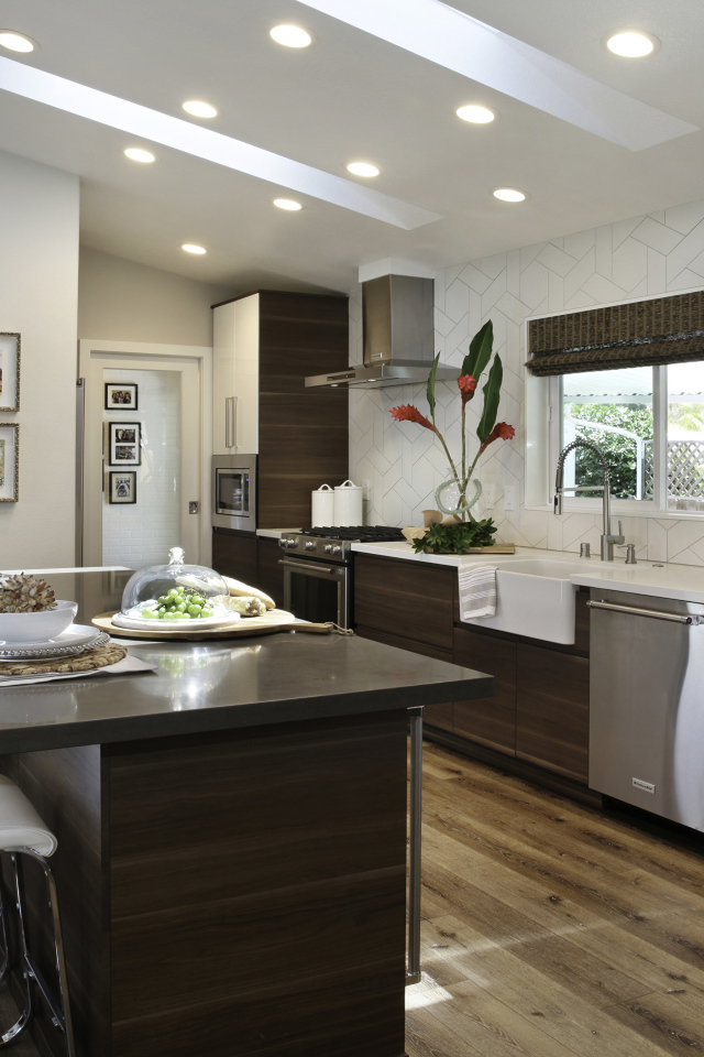 Красивая кухня с деревянной мебелью 