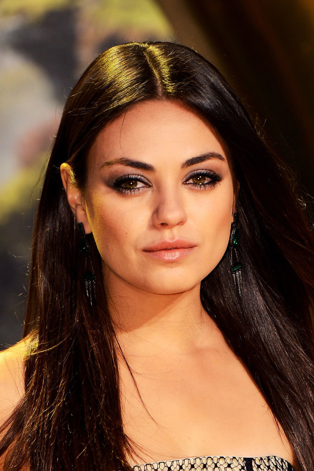 Красивая длинноволосая брюнетка, актриса Мила Кунис