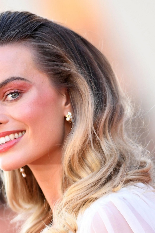 Красивая улыбающаяся актриса Марго Робби