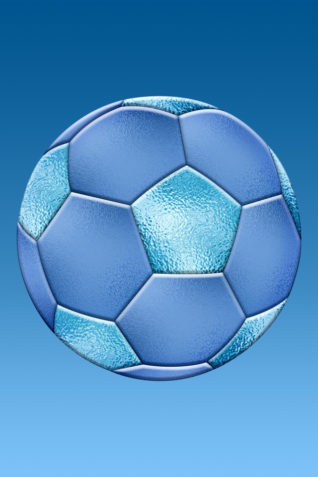 Красивый футбольный мяч на голубом фоне 