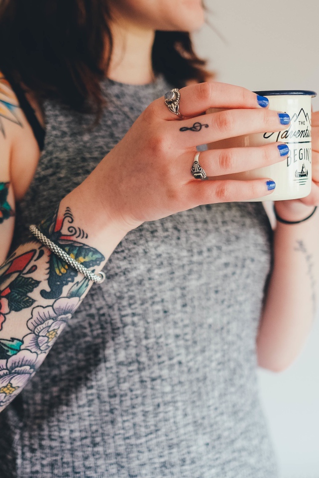 Красивая татуировка на руке у девушки 