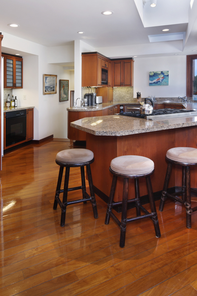 Красивая деревянная мебель в кухне 