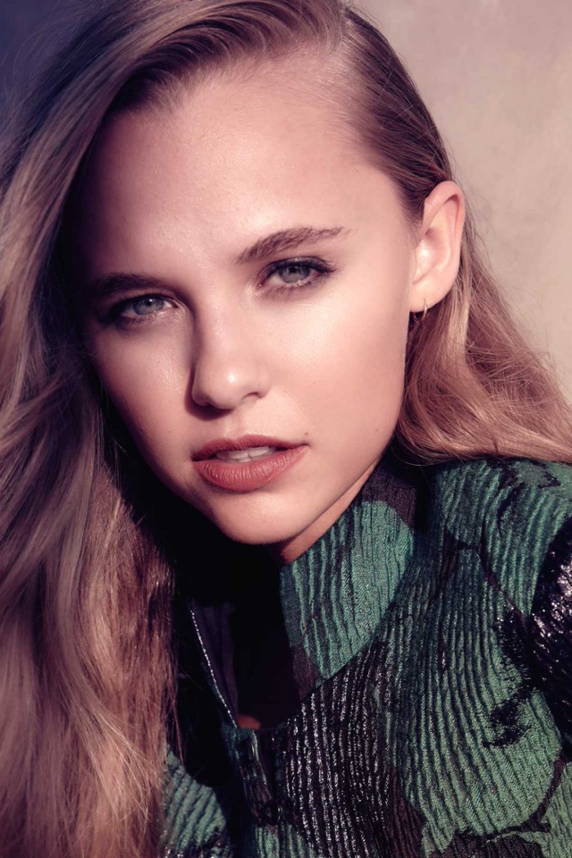 Красивая молодая девушка Мэдисон Айсмен с длинными волосами