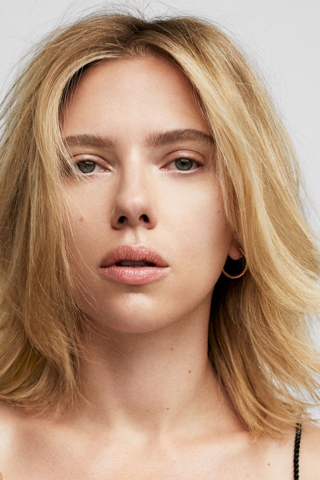 Блондинка, актриса Скарлетт Йоханссон на сером фоне