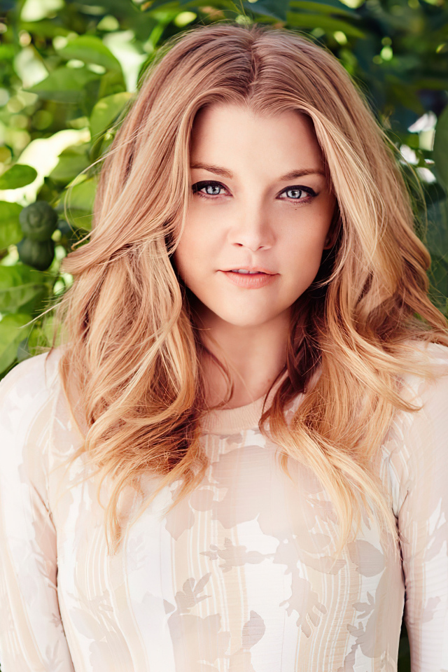 Голубоглазая британская актриса Натали Дормер на фоне дерева