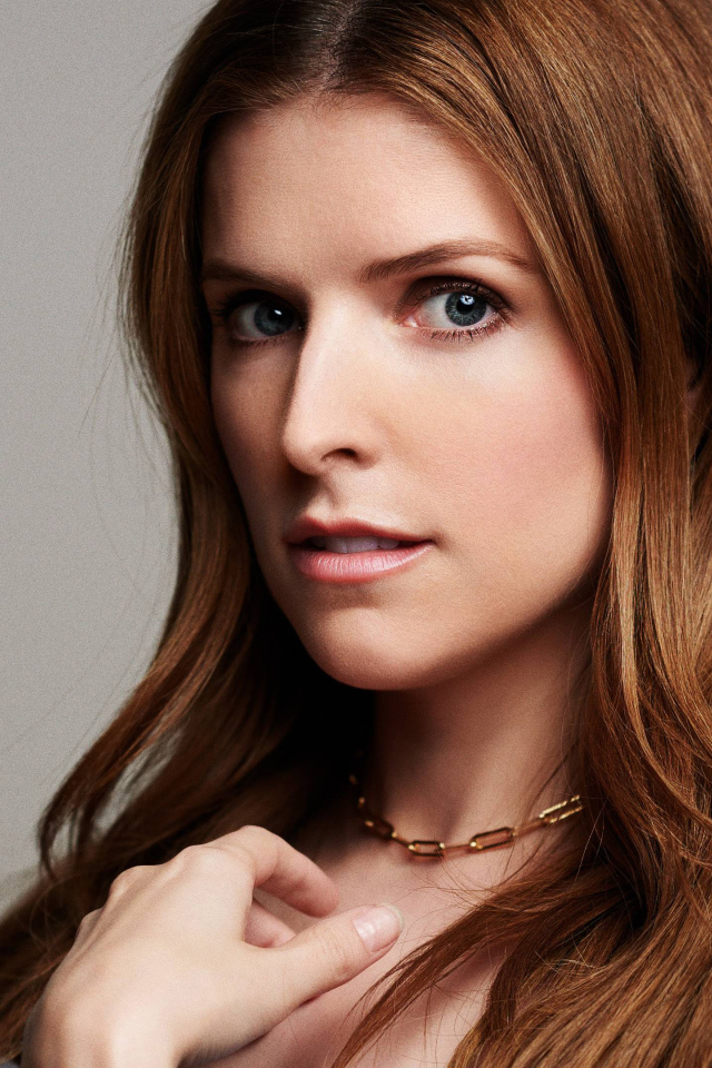 Голубоглазая актриса Анна Кендрик на сером фоне