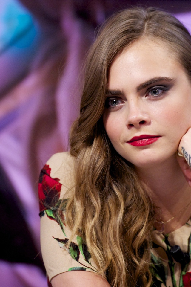 Яркая актриса Кара Делевинь в платье с татуировкой на руке