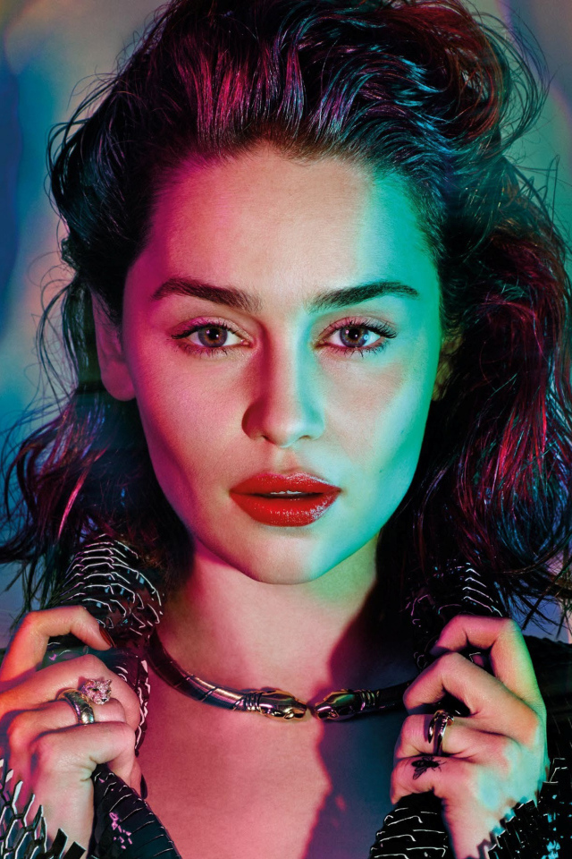 Яркая актриса Эмилия Кларк в черной куртке 