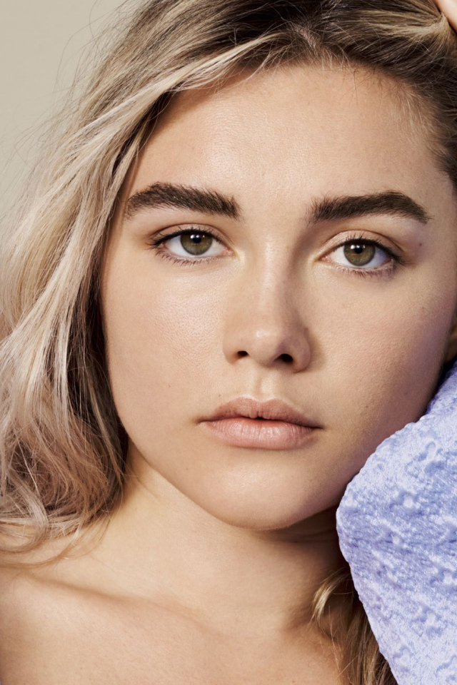 Британская актриса Флоренс Пью с рукой в волосах