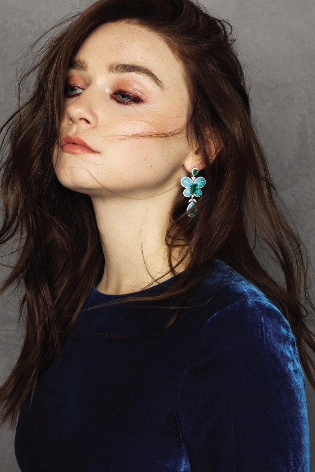 Британская актриса Джессика Барден на фоне серой стены