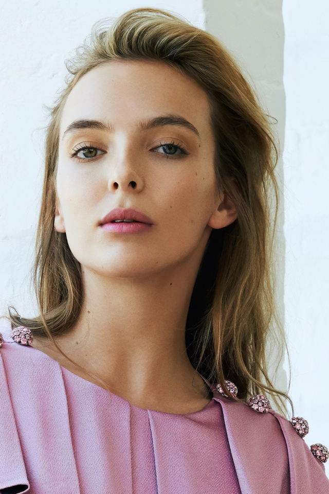 Британская актриса Джоди Комер в розовом платье