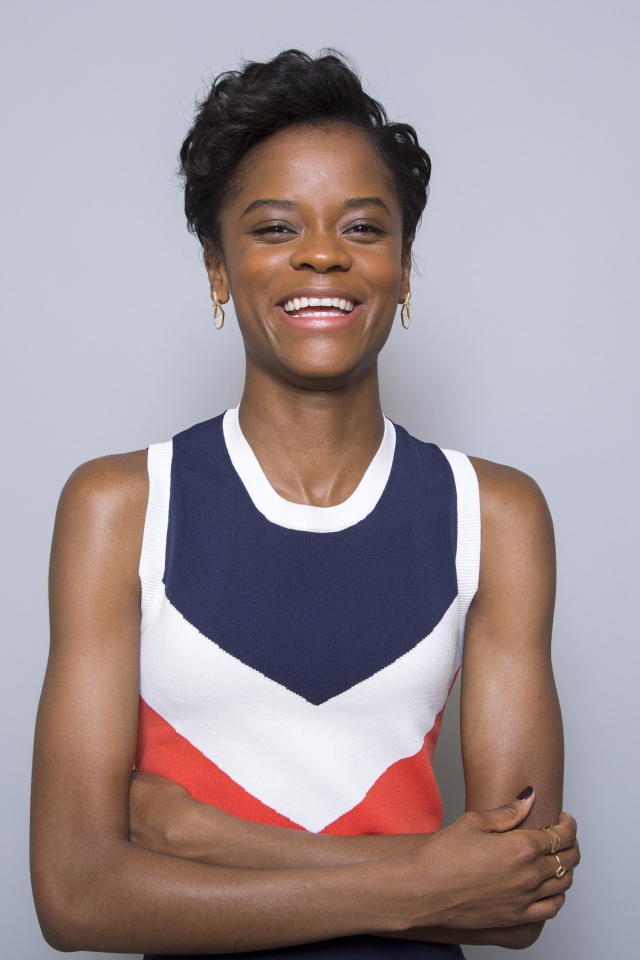 Британская актриса Летиша Райт на сером фоне