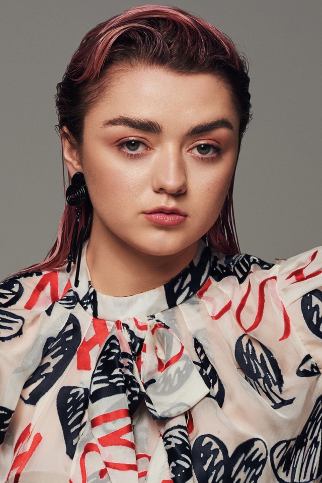 Британская актриса Мэйси Уильямс с розовыми волосами