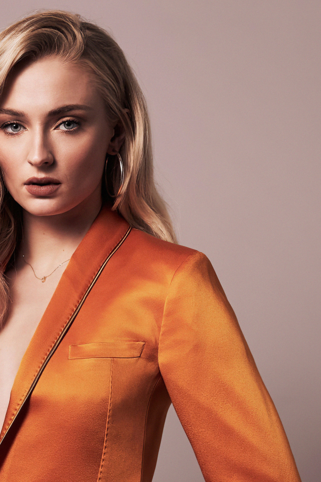 Британская актриса Софи Тёрнер в оранжевом пиджаке