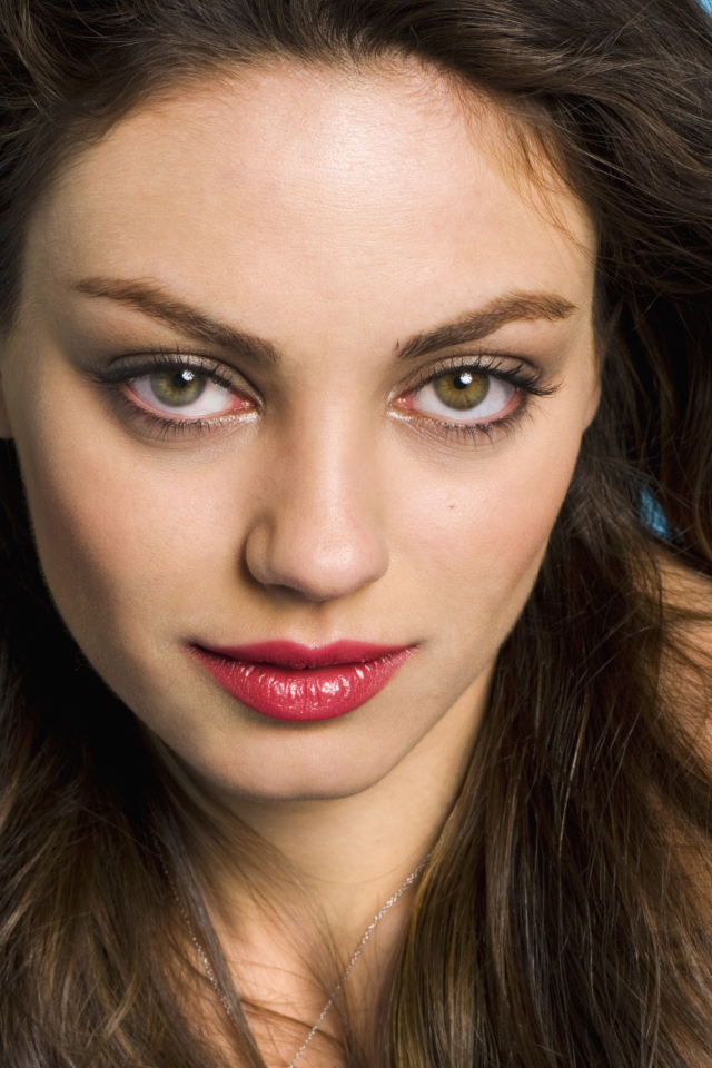 Кареглазая американская актриса Мила Кунис лицо крупным планом