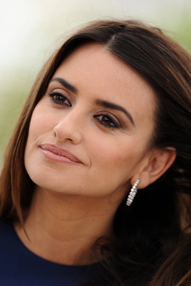 Кареглазая актриса Пенелопа Крус трогает волосы 