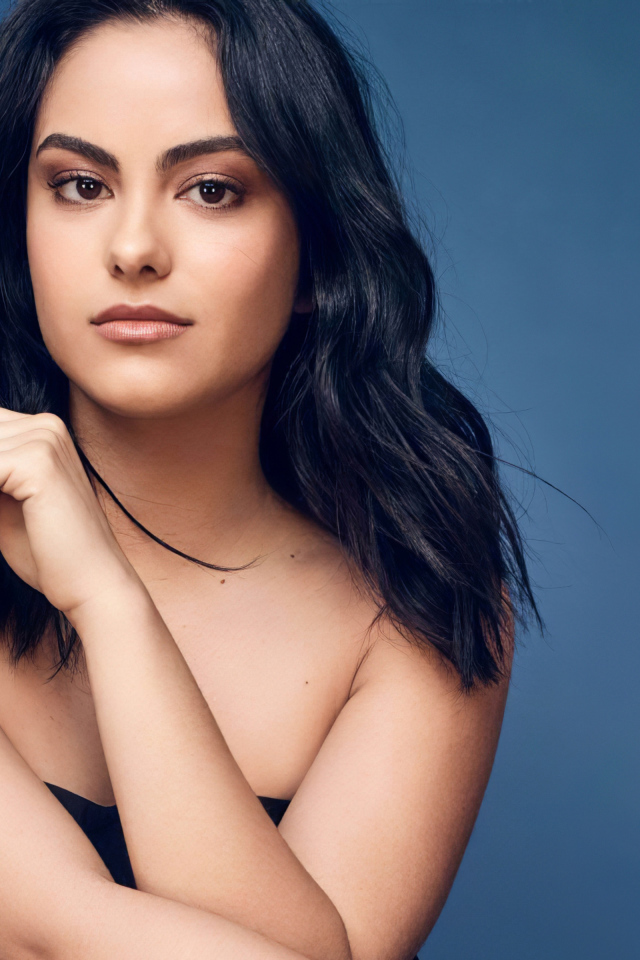 Брюнетка Камила Мендес на голубом фоне