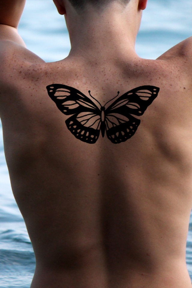 Татуировка бабочка на спине у мужчины 