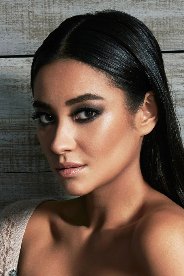 Канадская актриса Шей Митчелл на деревянном фоне