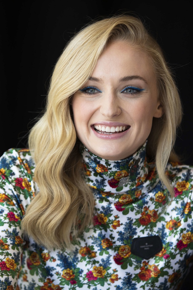 Очаровательная Софи Тёрнер улыбается на черном фоне