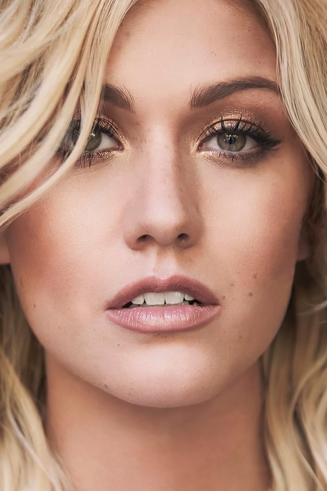 Лицо актрисы Кэтрин Макнамара крупным планом