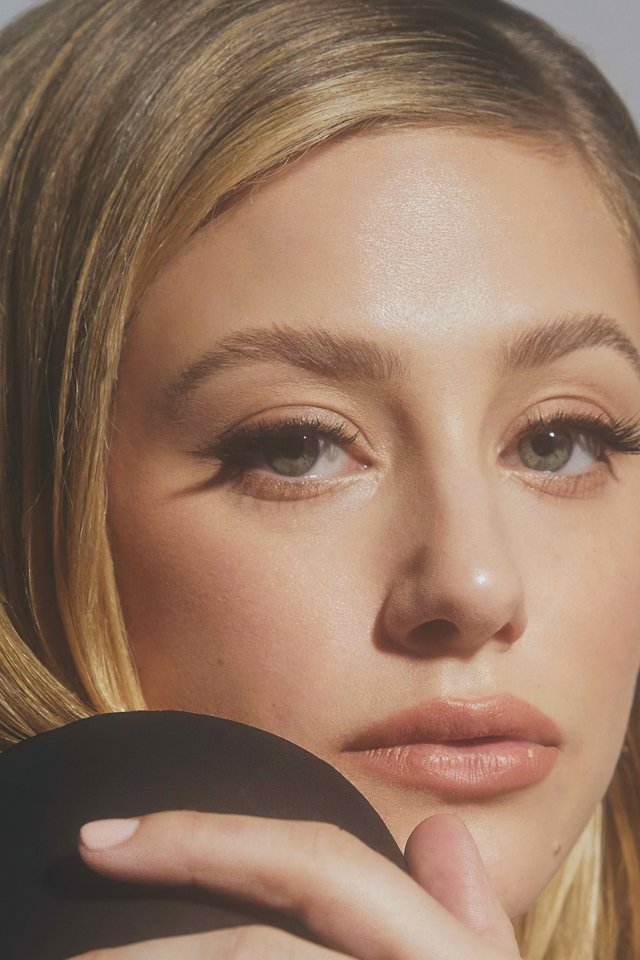 Лицо американской актрисы Лили Рейнхарт крупным планом