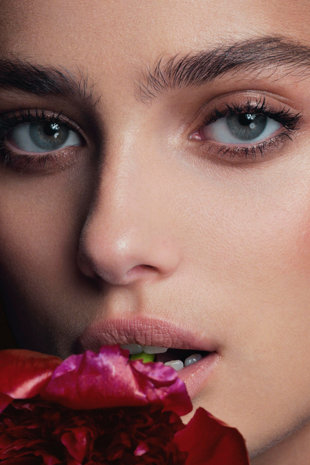 Лицо актрисы Тейлор Хилл крупным планом 