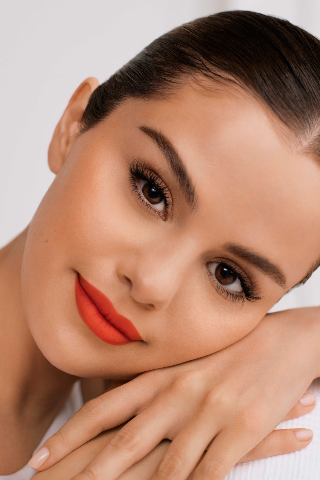 Милая кареглазая девушка  Селена Гомес лицо крупным планом