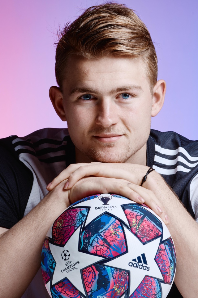 Защитник итальянского клуба Ювентус Маттейс де Лигт с мячом