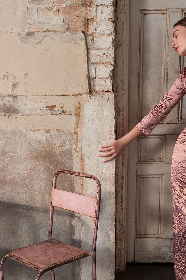 Нежная актриса Лили Джеймс в розовом платье