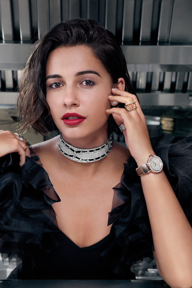 Английская актриса Наоми Скотт в черном платье в кафе