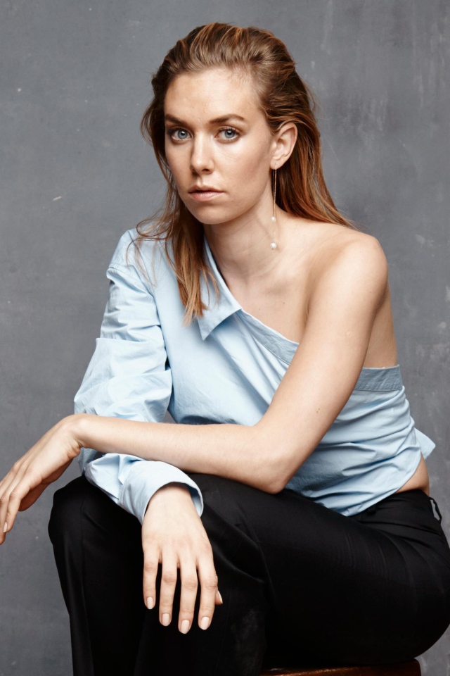 Английская актриса Ванесса Кирби на сером фоне