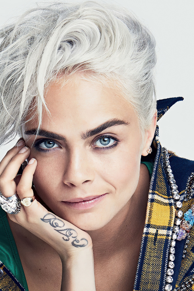 Модная Кара Делевинь с короткой стрижкой