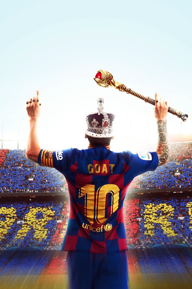 Футболист Лионель Месси в короне со скипетром на стадионе
