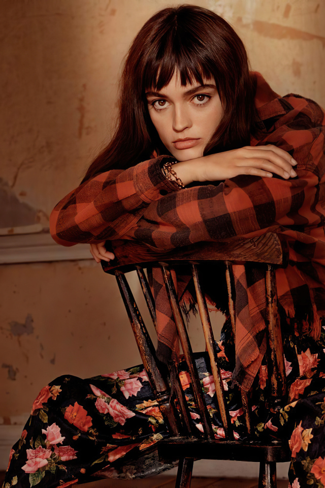 Французская актриса Эмма Макки сидит на стуле