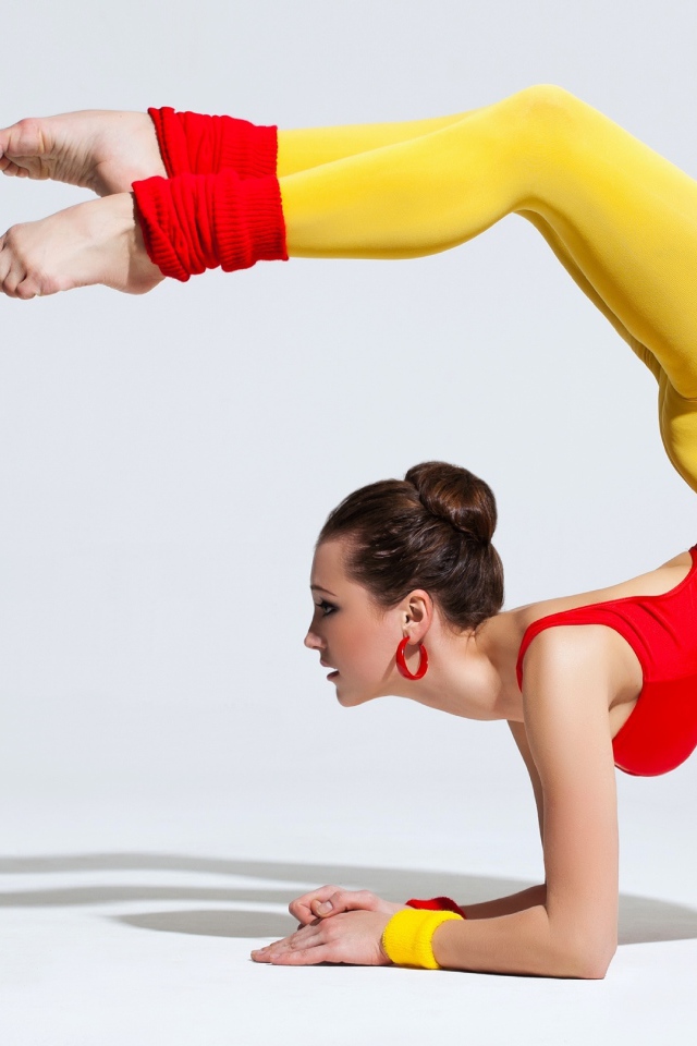 Девушка гимнастка делает стойку 