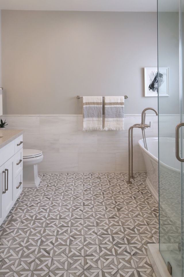 Ванная комната в серых тонах с белой ванной и душем