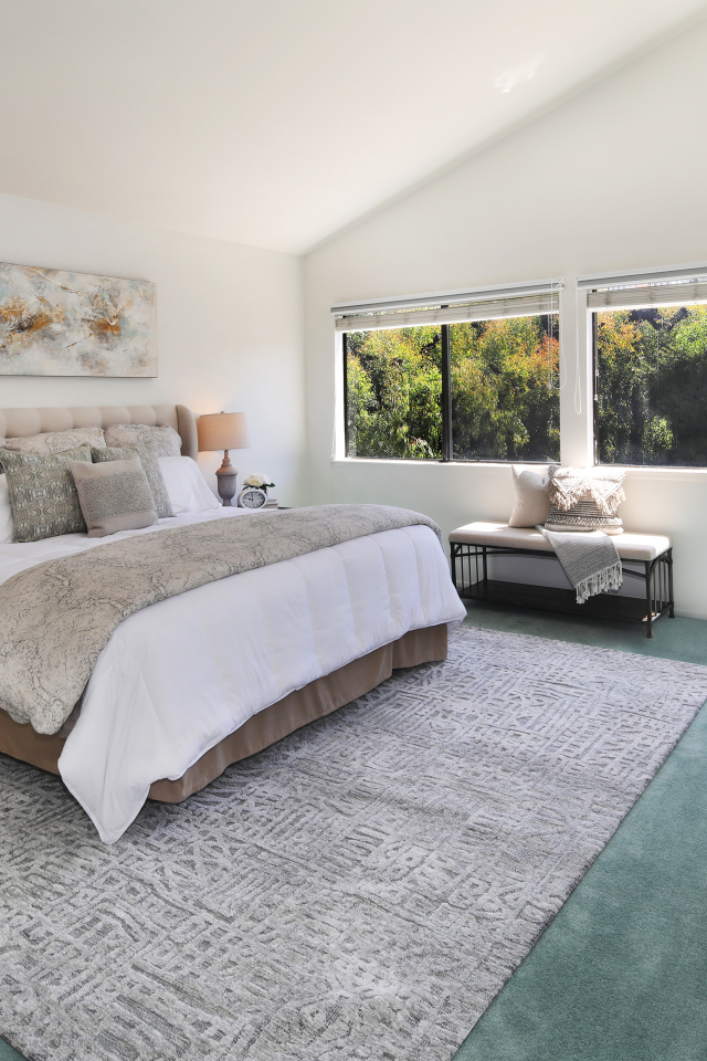 Серый интерьер спальной комнаты с большой  кроватью 