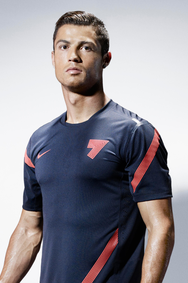 Красивый мужчина, футболист Криштиану Роналду на сером фоне