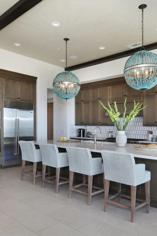 Огромная кухня со столовой с букетом цветов на столе