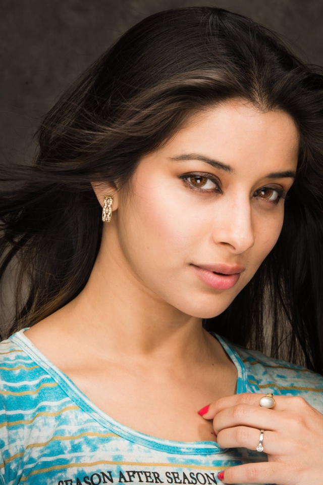 Индийская актриса Нира Банерджи на сером фоне