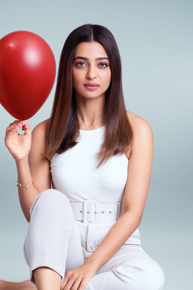 Индийская актриса Радхика Апте с шариком в руке