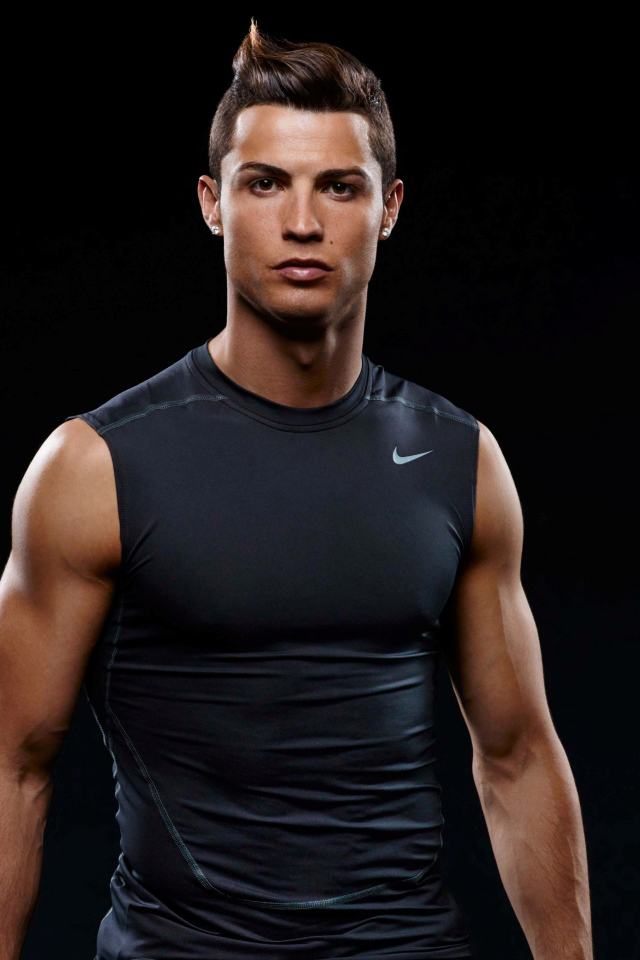 Футболист клуба Ювентус Криштиану Роналду на черном фоне