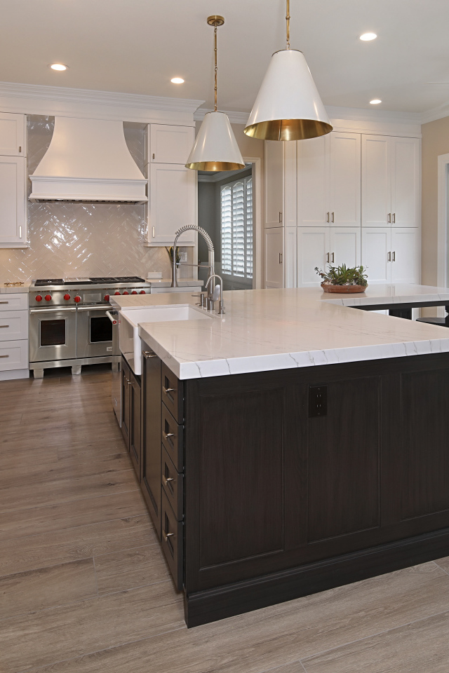 Кухня с большим холодильником с выходом в сад 