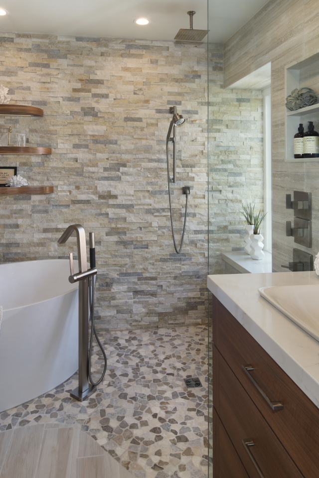 Большая ванная комната с кирпичными стенами 