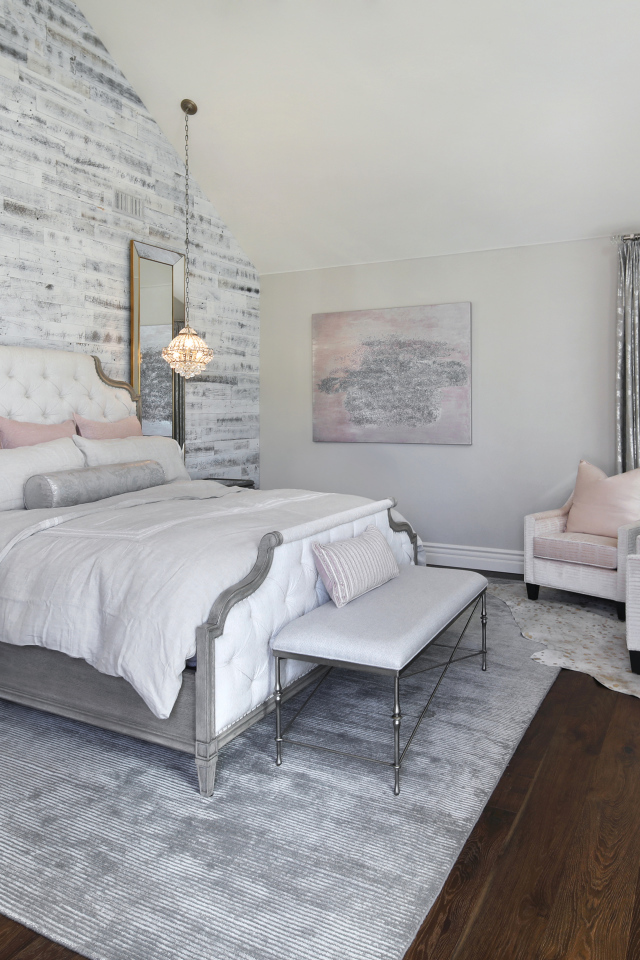 Большая кровать в светлой спальне  с камином